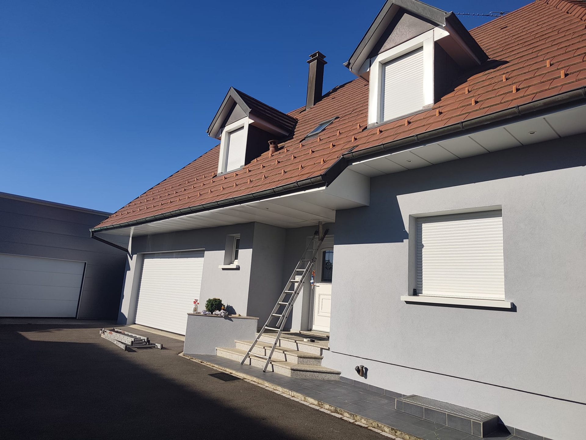 Couvreur Mulhouse : toiture en tuiles rouges rénovée par Elsass Habitat 68 à Illzach